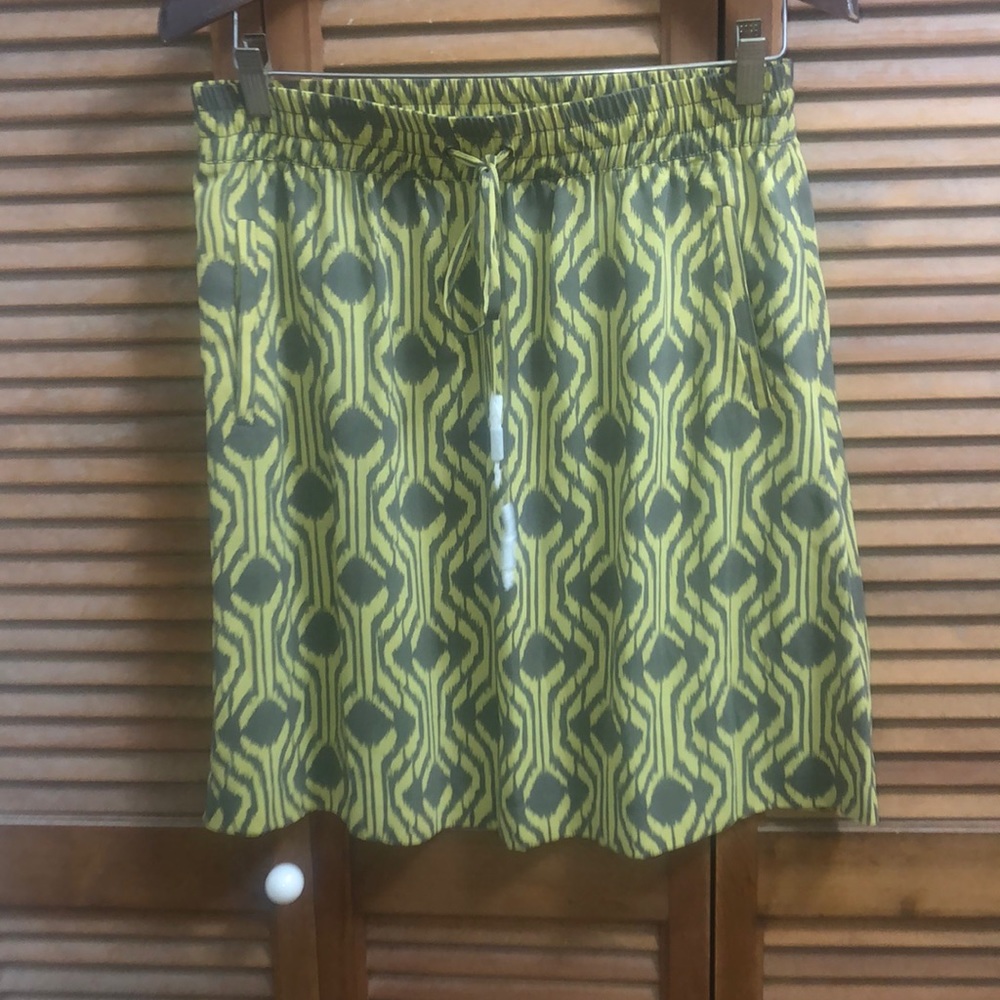 Banana Republic gray/tan print mini skirt